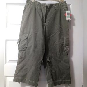 New with tags, capris olive/army green